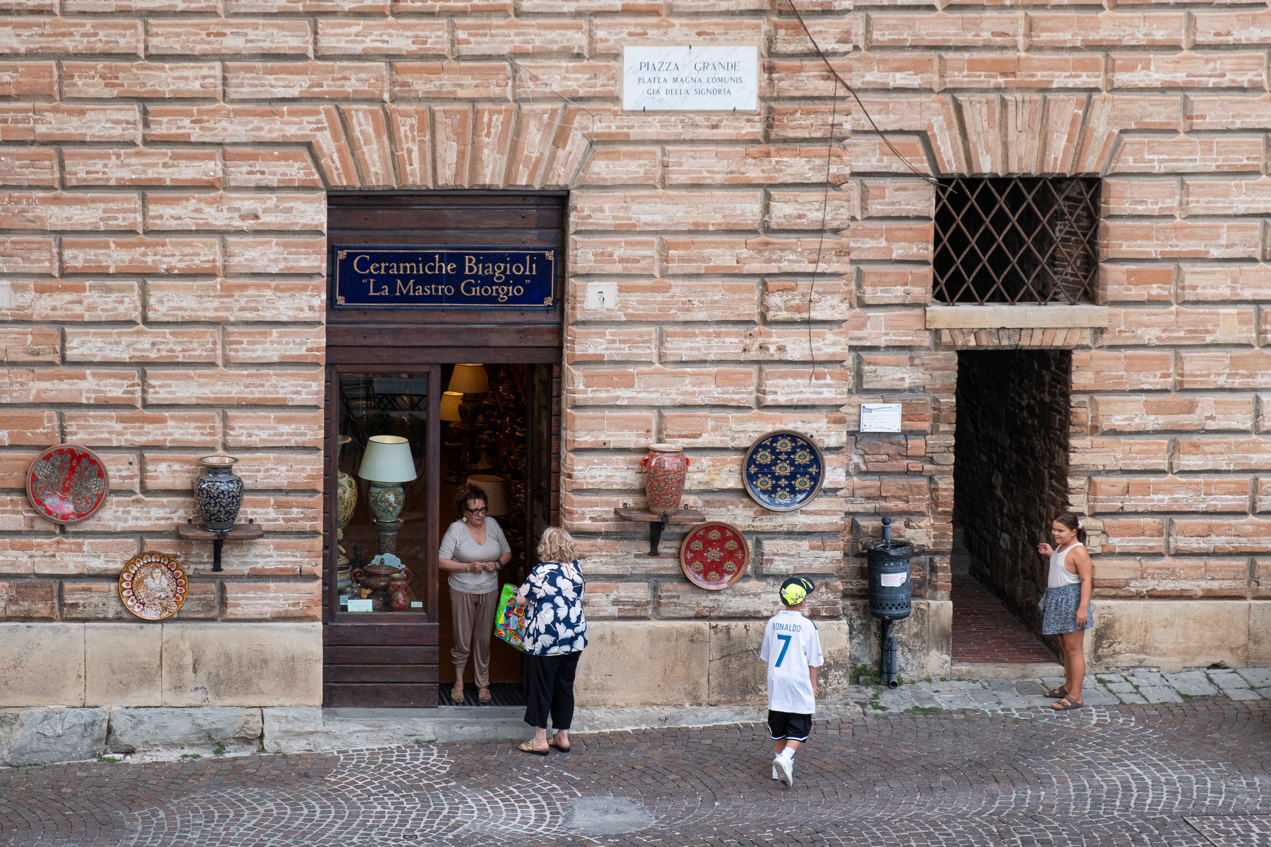 Ceramiche Biagioli an der Piazza Grande – Teller an der Hauswand